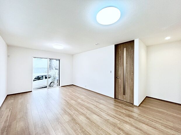 明るい陽光が注ぎ、寛ぎの雰囲気に満たされるリビング・ダイニング。 