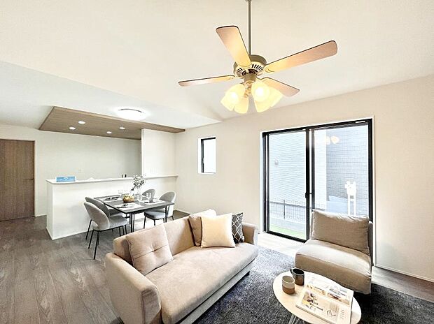 家族の和やかな会話が聞こえてきそう。開放感のあるリビングです。※家具はCGです  