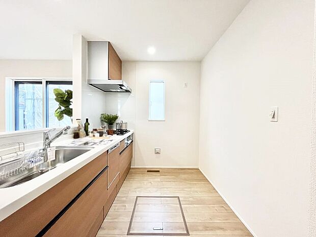 ～Kitchen～　自然光が入る窓のあるキッチン☆毎日使う場所だからこそ、使い勝手を考慮しました。ゆったりとしたキッチンコーナーは質感豊かな仕上がりとなっております。