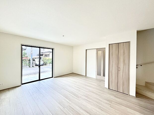 ~Living~ 家族の食事や団らんのほか、子どもを遊ばせたり、友人を招いたりするLDKは住まいの中心。長時間過ごす場所だから、その空間は住まい全体の居心地を左右します。