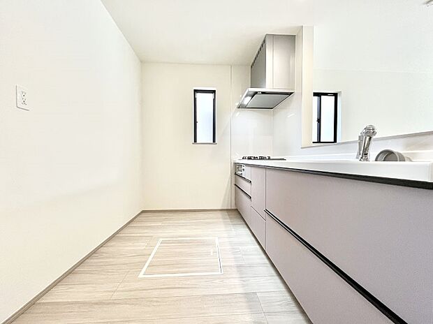 ~Kitchen~ 自然光が入る窓のあるキッチン☆毎日使う場所だからこそ、使い勝手を考慮しました。ゆったりとしたキッチンコーナーは質感豊かな仕上がりとなっております。