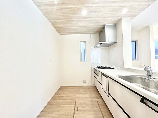 ◆1号棟◆～Kitchen～　自然光が入る窓のあるキッチン☆毎日使う場所だからこそ、使い勝手を考慮しました。ゆったりとしたキッチンコーナーは質感豊かな仕上がりとなっております。