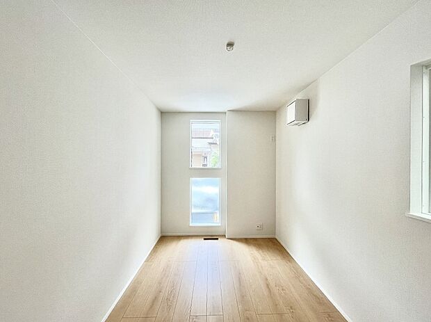 ~Bed Room~ 木の温もりがやさしいフローリングは安らぎをもたらすプライベート空間。明るめのフローリングですので、壁紙ともマッチし、お部屋を更に広く見せてくれる効果も。