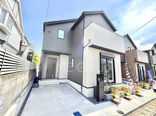 ◆1号棟◆~Exterior~ 一戸建ての大きなメリットは、自分達の「土地」を「自由に」使える事です。ガーデニングやDIY,車やバイクの趣味など様々な用途で利用できます。