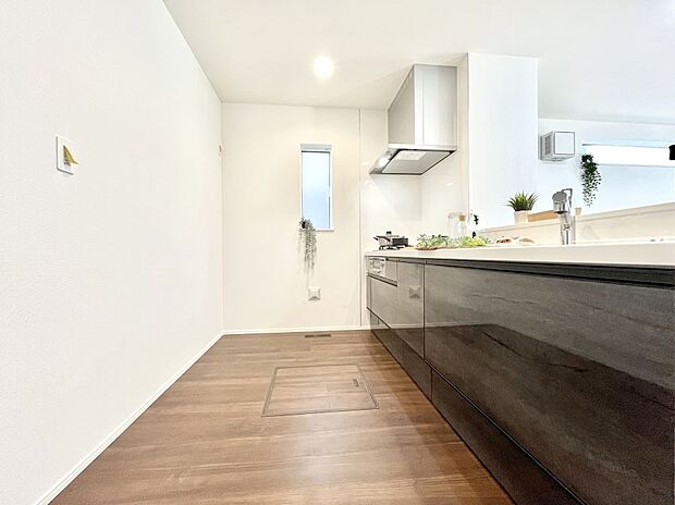 ◆1号棟◆~Kitchen~ 自然光が入る窓のあるキッチン☆毎日使う場所だからこそ、使い勝手を考慮しました。ゆったりとしたキッチンコーナーは質感豊かな仕上がりとなっております。