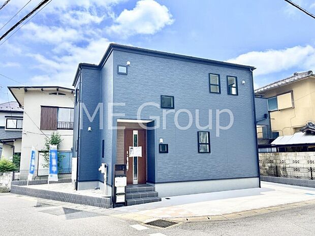 ～Exterior～　角地により陽当り・風通し良好です。一戸建ての大きなメリットは、自分達の「土地」を「自由に」使える事です。ガーデニングやＤＩＹ，車やバイクの趣味など様々な用途で利用できます。