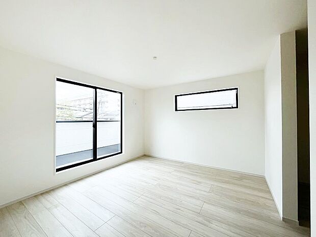 ~Bed Room~ 「今日も一日お疲れ様」とご夫婦でゆったりくつろげる寝室。 毎日の家事やお仕事に疲れた日はフカフカのベットで癒されてください。テレビや本棚をおいても快適な広さが自慢♪