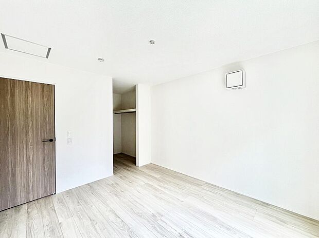 ~Bed Room~ 「今日も一日お疲れ様」とご夫婦でゆったりくつろげる寝室。 毎日の家事やお仕事に疲れた日はフカフカのベットで癒されてください。本棚をおいても快適な広さが自慢♪