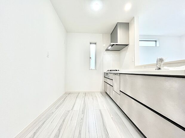 ◆2号棟◆~Kitchen~ 自然光が入る窓のあるキッチン☆毎日使う場所だからこそ、使い勝手を考慮しました。ゆったりとしたキッチンコーナーは質感豊かな仕上がりとなっております。