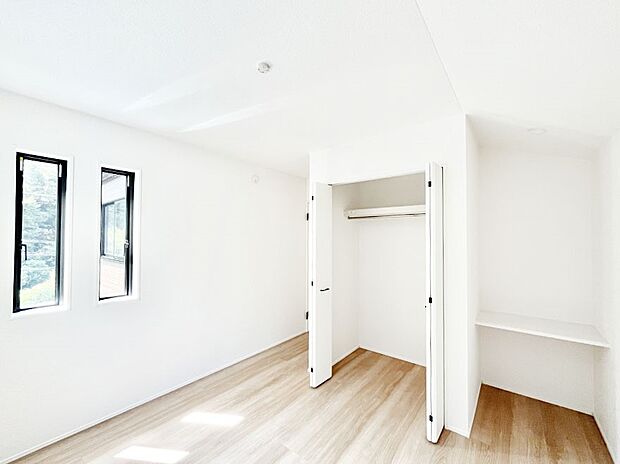 クローゼット付きのお部屋でスッキリとした空間でゆったり寛げます。