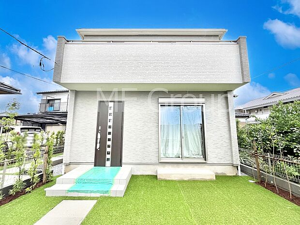 ◆B号棟◆～Exterior～  閑静な住宅地で子育て家族にピッタリ。  毎日のお散歩も快適な緑に恵まれたエリアで、自然に包まれた穏やかな暮らしを実現するための、ゆとりある住環境が整っています。