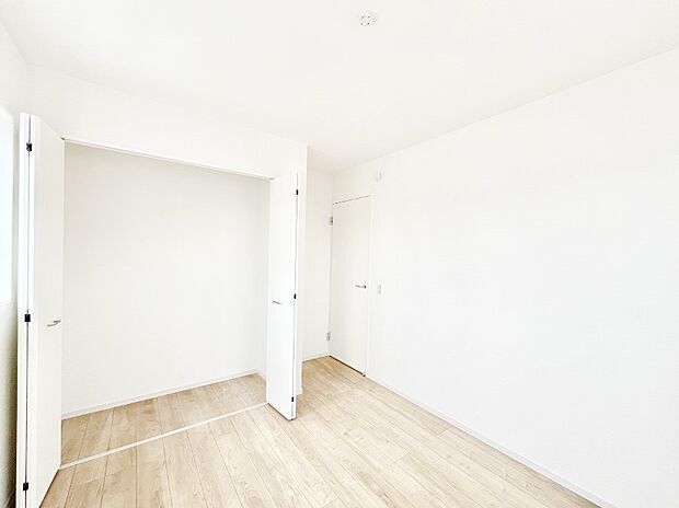 ~Bed Room~ 全居室には収納クローゼットを完備!普段使いのお洋服や小物はもちろん、季節物のお洋服などもしっかりと整理整頓おしまい頂けます。 居室空間を広く使用できますね。