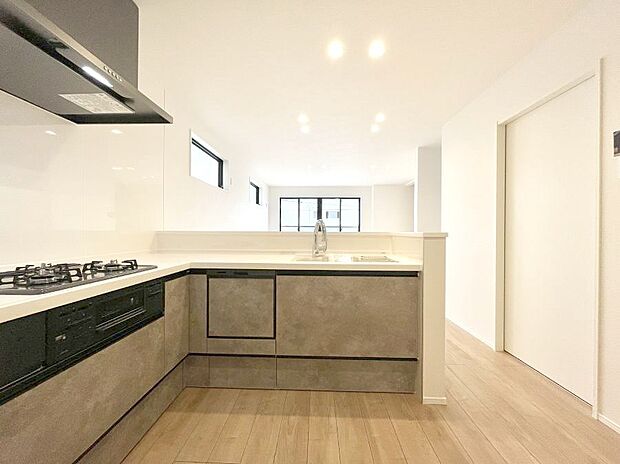 ~Kitchen~ 動線が短く、手早く作業できるL型キッチン。コーナーにスパイス類を置いてスッキリと♪ゆったりとしたキッチンコーナーは質感豊かな仕上がりとなっております。