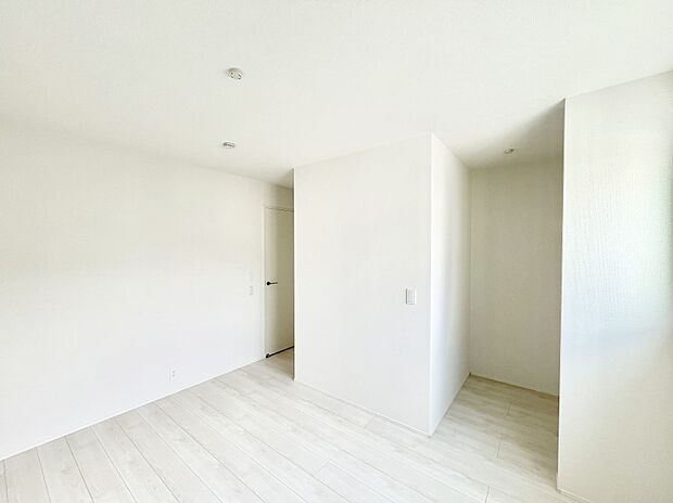 ~Bed Room~ 部屋数が多いのが戸建てのメリットです。ご家族が増えたことで手狭に感じていた住まいも戸建てでは各居室プライバシーを保つことができます。住まいにゆとりが生まれ心もリラックスできます♪