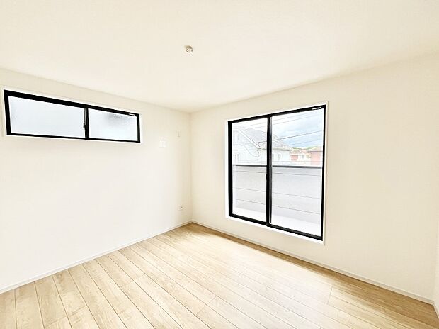 ~Bed Room~ 2面採光を確保した明るい室内は、風通しも良く、大変居心地の良い空間となっております。爽やかな風を感じて起きる朝は、快適生活の始まりに!日当たりや通風がとても良い住まい♪
