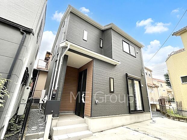 ～Exterior～　堂々たる趣ながら、主張し過ぎずどこか余裕を感じさせるシャープなフォルムで佇む邸宅は、晴天の空と照らし合わせる事で、本来あるべき完成形の姿を見せてくれます。