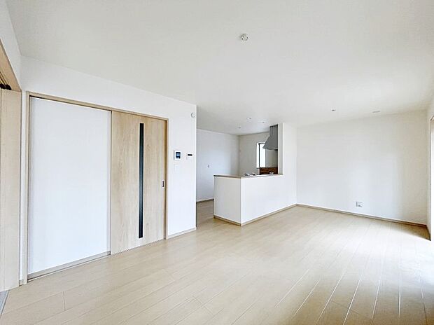 ◆C号棟◆~Living~ 豊かな陽光がこの場所を照らしだす。 光溢れるこの空間はみんなの笑顔が集う場所、時を忘れ、つきることのないたわいもない会話を楽しむ時間、たくさんの思いが綴られる場所。
