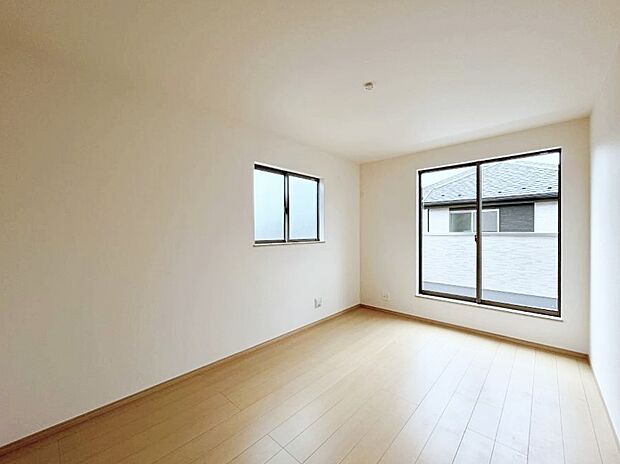 ◆C号棟◆~Bed Room~ 2面採光を確保した明るい室内は、風通しも良く、大変居心地の良い空間となっております。爽やかな風を感じて起きる朝は、快適生活の始まりに!日当たりが良い住まい♪