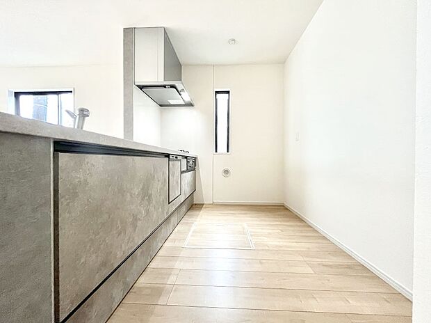 ◆1号棟◆~Kitchen~ 自然光が入る窓のあるキッチン☆毎日使う場所だからこそ、使い勝手を考慮しました。ゆったりとしたキッチンコーナーは質感豊かな仕上がりとなっております。