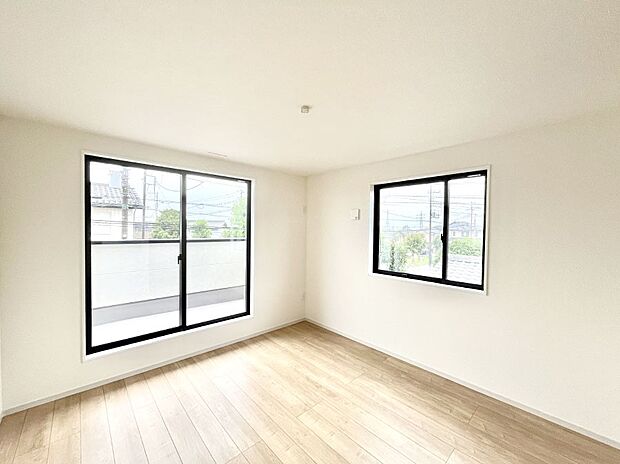 ◆1号棟◆~Bed Room~ 「今日も一日お疲れ様」とご夫婦でゆったりくつろげる寝室。毎日の家事やお仕事に疲れた日はフカフカのベットで癒されてください。本棚をおいても快適な広さが自慢♪