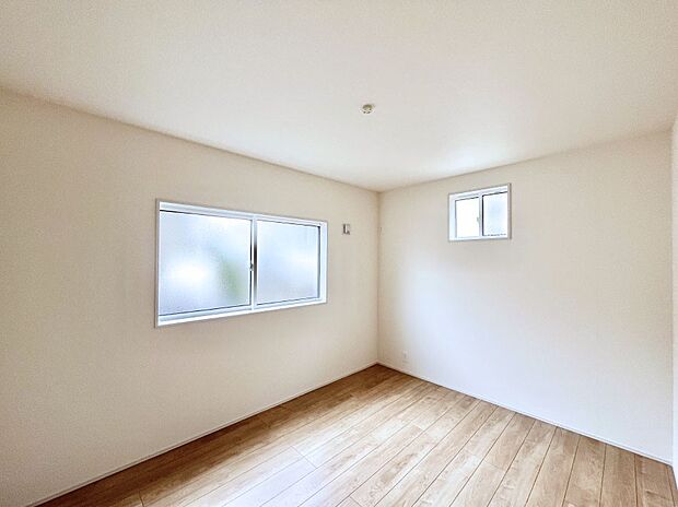 ～Bed Room～　2面採光を確保した明るい室内は、風通しも良く、大変居心地の良い空間となっております。爽やかな風を感じて起きる朝は、快適生活の始まりに！日当たりや通風がとても良い住まい♪