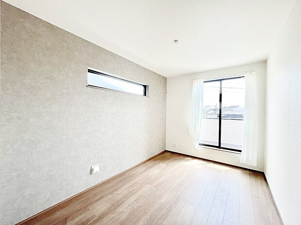 ~Bed Room~ バルコニーからの採光で朝もスッキリ目が覚めそうですね!穏やかな光が差し込む室内には、穏やかな時間が流れます。休日には、落ち着いた空間で自分の趣味を楽しむのはいかがですか。