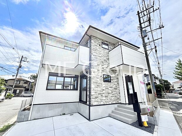 ~Exterior~ 角地により陽当り・風通し良好です。一戸建ての大きなメリットは、自分達の「土地」を「自由に」使える事です。ガーデニングやDIY,車やバイクの趣味など様々な用途で利用できます。