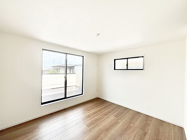 ~Bed Room~ 2面採光を確保した明るい室内は、風通しも良く、大変居心地の良い空間となっております。爽やかな風を感じて起きる朝は、快適生活の始まりに!日当たりや通風がとても良い住まい♪