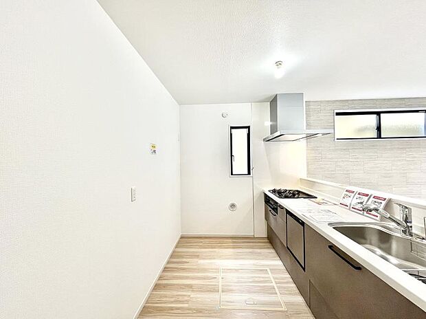 ～Kitchen～　自然光が入る窓のあるキッチン☆毎日使う場所だからこそ、使い勝手を考慮しました。ゆったりとしたキッチンコーナーは質感豊かな仕上がりとなっております。