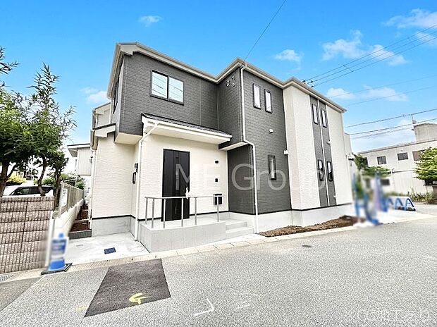 ◆A号棟◆～Exterior～　角地により陽当り・風通し良好です。うららかな陽射しがどのお部屋にも降り注ぎますように、快適さを追求した間取設計。生活を恵みの豊かな永住の地へと変えてくれます。