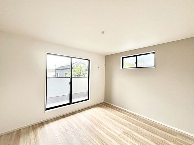 ◆1号棟◆~Bed Room~ 「今日も一日お疲れ様」とご夫婦でゆったりくつろげる寝室。 毎日の家事やお仕事に疲れた日はフカフカのベットで癒されてください。本棚をおいても快適な広さが自慢♪