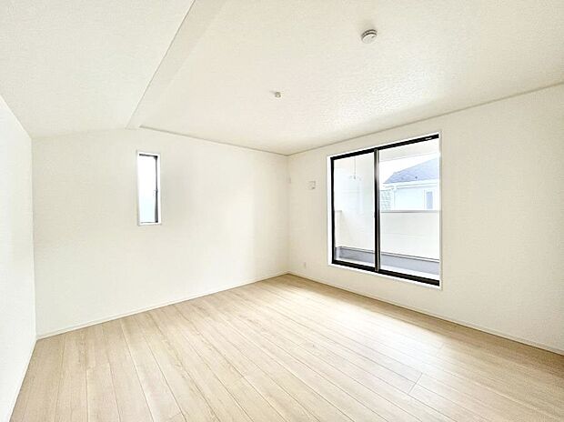 ~Bed Room~ 「今日も一日お疲れ様」とご夫婦でゆったりくつろげる寝室。 毎日の家事やお仕事に疲れた日はフカフカのベットで癒されてください。テレビや本棚をおいても快適な広さが自慢♪