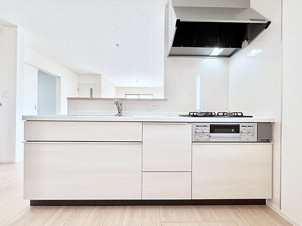 ◆1号棟◆~Kitchen~ 会話が弾むリビング、料理が愉しくなるキッチン。家は、ただ生活する場ではなく、暮らしを愉しく、快適にする場所。笑顔の毎日、安らぎの日々のために、最新の設備・仕様を採用。
