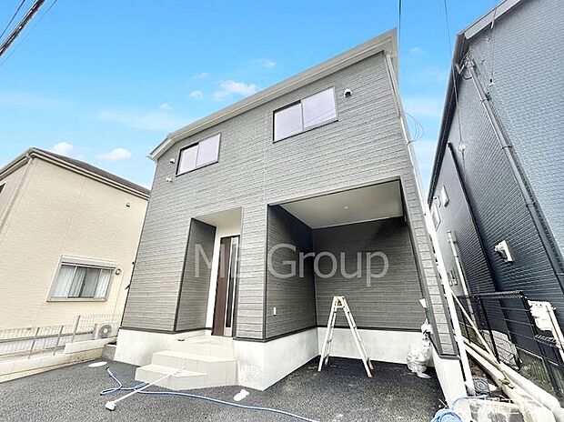 ~Exterior~ 堂々たる趣ながら、主張し過ぎずどこか余裕を感じさせるシャープなフォルムで佇む邸宅は、晴天の空と照らし合わせる事で、本来あるべき完成形の姿を見せてくれます。