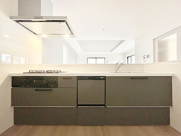 ～Kitchen～　会話が弾むリビング、料理が愉しくなるキッチン。家は、ただ生活する場ではなく、暮らしを愉しく、快適にする場所。笑顔の毎日、安らぎの日々のために、最新の設備・仕様を採用。