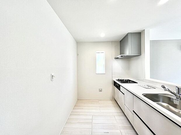 ◆7号棟◆~Kitchen~ 自然光が入る窓のあるキッチン☆毎日使う場所だからこそ、使い勝手を考慮しました。ゆったりとしたキッチンコーナーは質感豊かな仕上がりとなっております。
