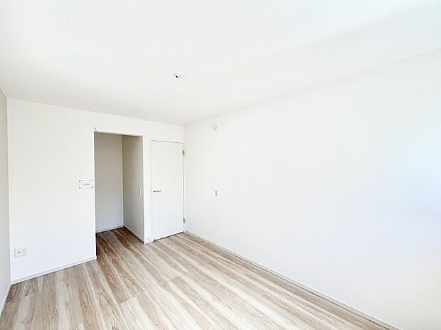 ~Bed Room~ 「今日も一日お疲れ様」とご夫婦でゆったりくつろげる寝室。 毎日の家事やお仕事に疲れた日はフカフカのベットで癒されてください。テレビや本棚をおいても快適な広さが自慢♪