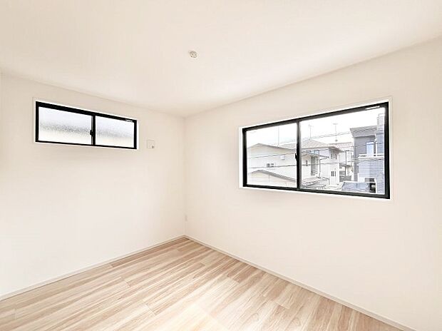 ～Bed Room～　2面採光を確保した明るい室内は、風通しも良く、大変居心地の良い空間となっております。爽やかな風を感じて起きる朝は、快適生活の始まりに！日当たりや通風がとても良い住まい♪