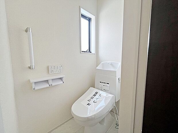 【ウォシュレット付きトイレ】◆１号棟◆綺麗・スッキリ・快適なウォシュレット付トイレでくつろげる空間です。      