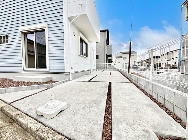 【駐車場】◆B6号棟◆2台（車種による）駐車可！ご家族みんなの自転車も置ける広々カースペース。