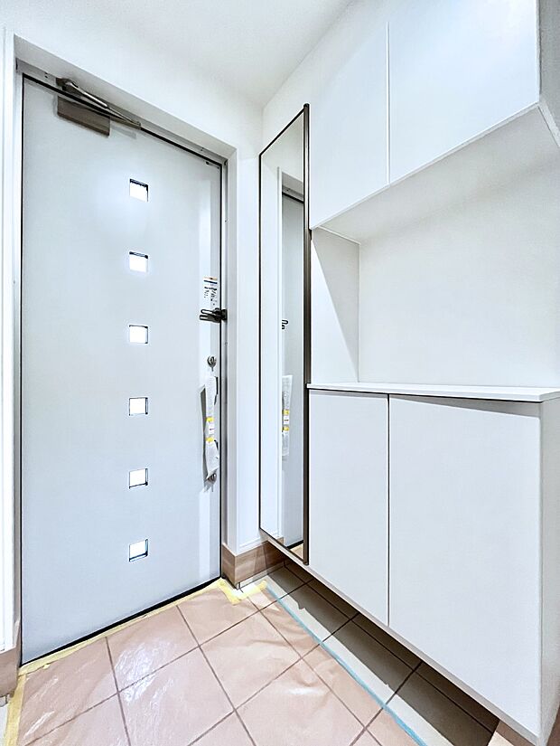 【玄関】◆B6号棟◆～Entrance～　下駄箱ミラー付なので、お出かけ前の身だしなみチェックに◎♪玄関はお客様をお出迎えする一番最初の場所、帰ってくる時に入る最初の場所。