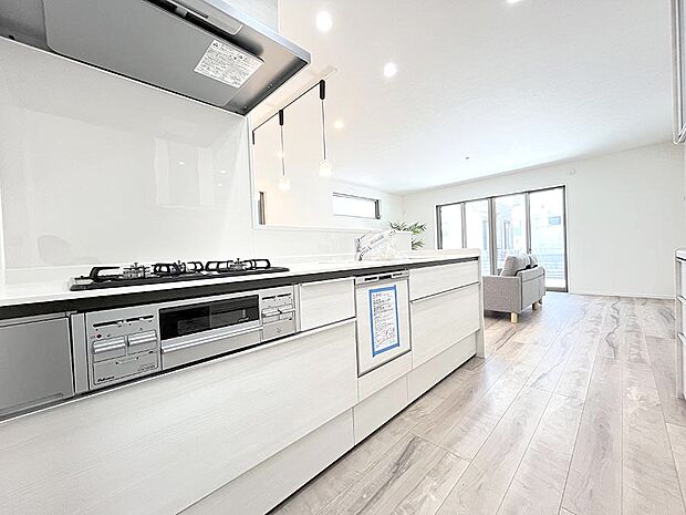 【ダイニングキッチン】◆6号棟◆~Kitchen~ 「さぁ今日は何を作ろう」こんなキッチンなら思いっきり料理ができちゃいます。キッチンからはリビングが一望できます。家族がつながるお家がここにございます。