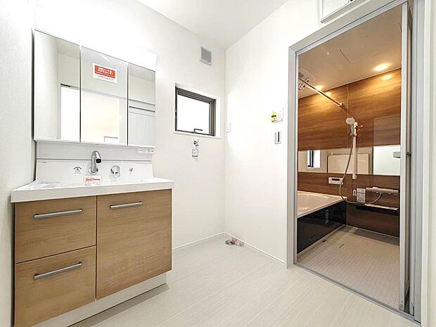 【洗面台・洗面所】◆6号棟◆~Dressing Room~ 暗くなりがちな洗面所も窓があると採光と換気が可能なので気持ちよくお使い頂けます。三面鏡タイプの洗面台は鏡裏収納で散らかりがちな洗面所もスッキリ♪