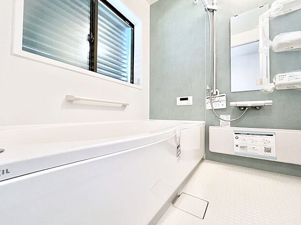 【浴室】◆No.1号棟◆~Bath Room~ 窓付きのバスルーム。 陽射し差し込む明るい環境は、日中の入浴も気持ち良くお使い頂けそうです。 また、浴室乾燥機も完備しております。 換気環境も良好です。