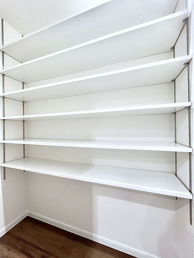 【その他設備()】◆No.1号棟◆キッチンにはパントリー!食材のストックはもちろん、日用品の収納など使い方はいろいろ!