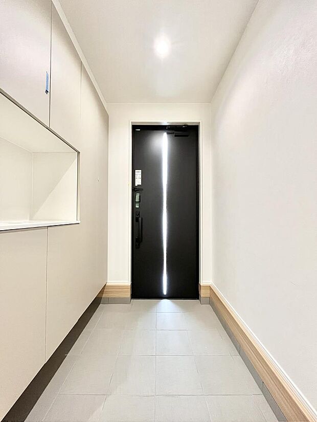 【玄関】◆1号棟◆~Entrance~ 家の中でお客様を迎える最初の場所である玄関は、家の印象そのものです!豊富な玄関収納で、常に綺麗に保つことが出来ます♪玄関にはたっぷり収納の下駄箱を完備!