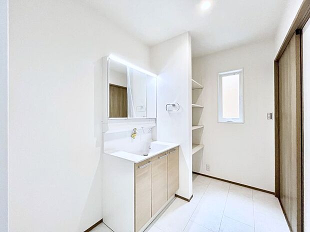 【洗面台・洗面所】◆2号棟◆~Dressing Room~ 十分な大きさの洗面台は収納もさる事ながら、身だしなみチェックや歯磨きなど、朝の慌ただしい時間でもホテルライクなスペースで余裕とゆとりを感じて頂けます。