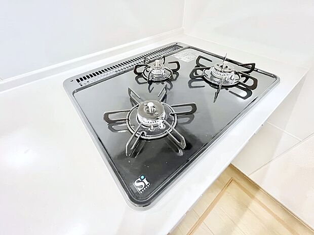 【その他設備(Siセンサーコンロ)】◆2号棟◆ガスコンロはSiセンサー搭載。火力調節や焦げ付き・消し忘れも防いでくれます。