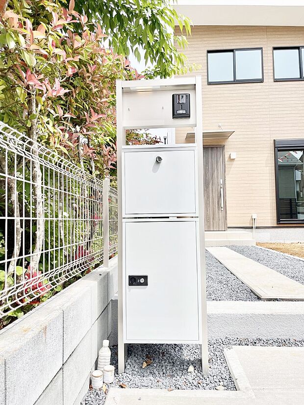 【その他現地】◆１号棟◆表札・インターホン・ポスト・宅配ＢＯＸをひとつに集約。エントランスになじむシンプルデザイン。