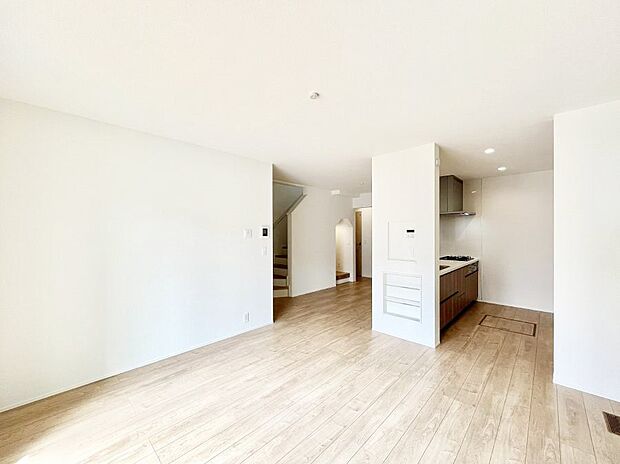 【ダイニング】◆１号棟◆～Living～　リビングに階段のある間取りです♪家族のコミュニケーションがスムーズに取れますね♪ゆとりある暮らしと心地よい住環境が紡ぐ贅沢な時間をご家族みんなでお過ごし下さい。